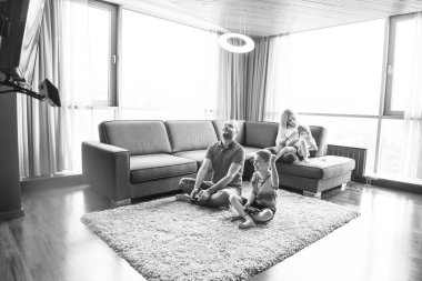 Video oyunu oynayan mutlu aile.