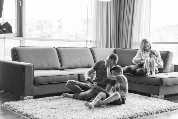 Família feliz jogando um jogo de vídeo — Fotografia de Stock