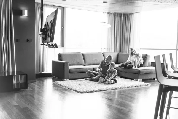 Família feliz jogando um jogo de vídeo — Fotografia de Stock