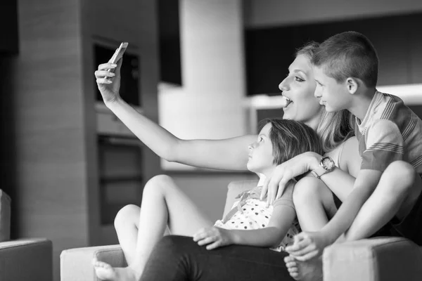 Famiglia Felice Che Trova Sul Divano Utilizza Telefono Cellulare Videochiamate — Foto Stock