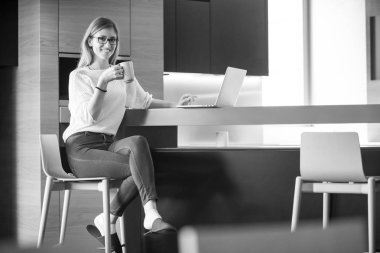 kahve zevk rahatlatıcı yaşam tarzı içme kadın