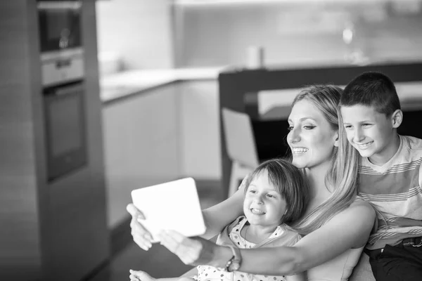 Giovane famiglia utilizzando una tavoletta per fare piani futuri — Foto Stock