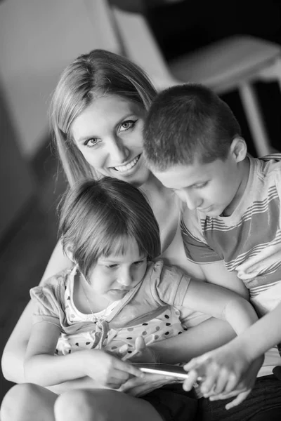 Familia joven usando una tableta para hacer planes futuros —  Fotos de Stock