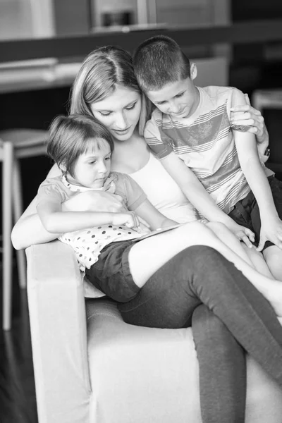 Familia joven usando una tableta para hacer planes futuros —  Fotos de Stock