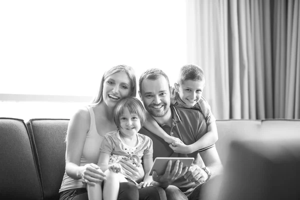 Gelukkige jonge paar tijd doorbrengen met kinderen — Stockfoto