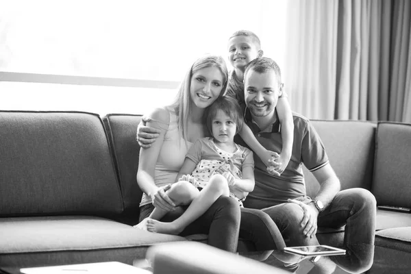 Gelukkige jonge paar tijd doorbrengen met kinderen — Stockfoto