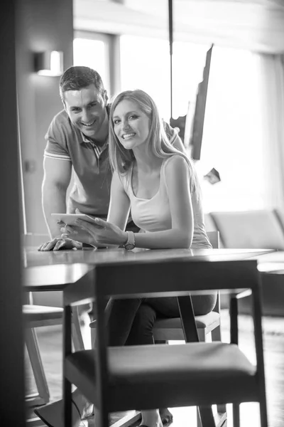 Casal usando tablet em casa — Fotografia de Stock