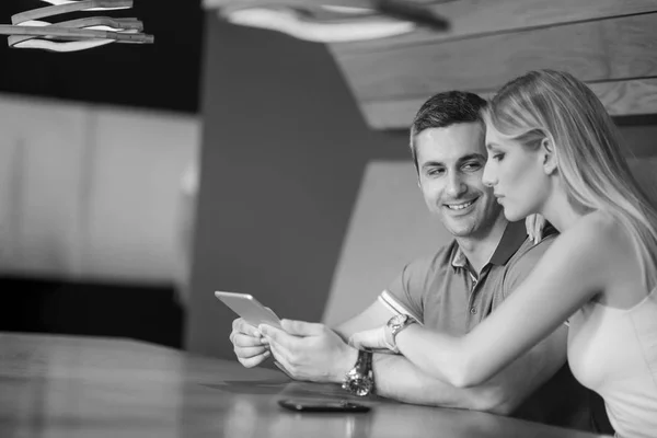 Casal usando tablet em casa — Fotografia de Stock