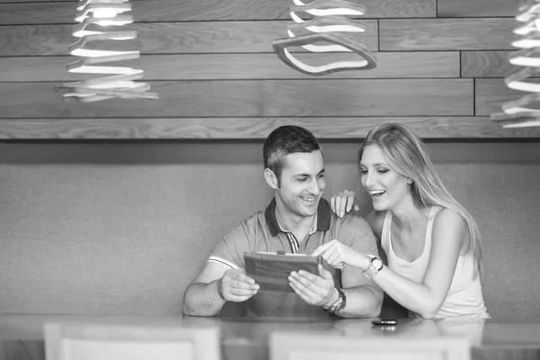 Casal usando tablet em casa — Fotografia de Stock