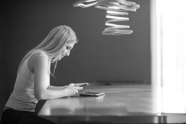 Jonge vrouw met behulp van mobiele telefoon — Stockfoto