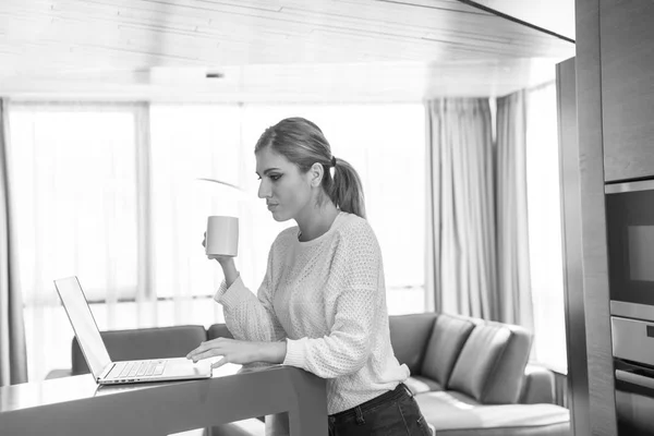 Женщина пьет кофе наслаждаясь расслабляющим образом жизни — стоковое фото