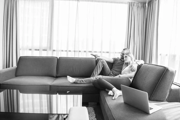 Coppia felice relax in soggiorno — Foto Stock