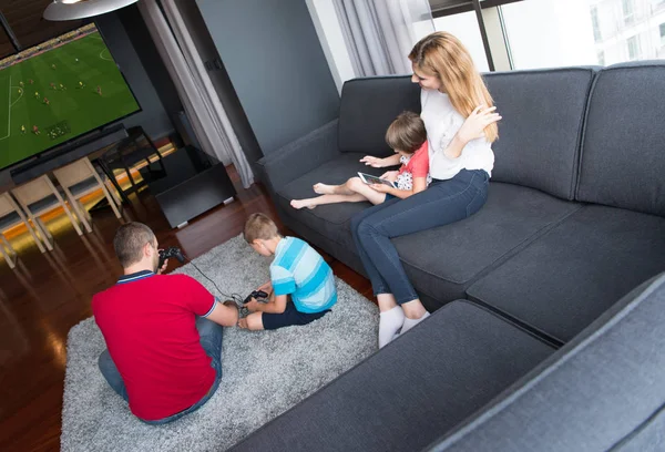 Famille heureuse jouant à un jeu vidéo de football — Photo