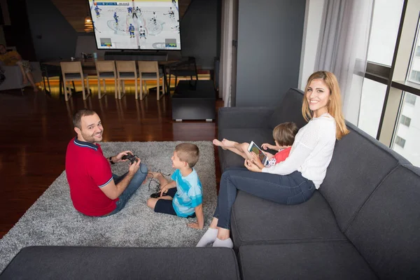 Happy family playing a hockey video game — Stock Photo, Image