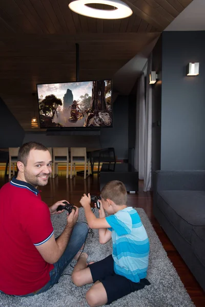 Happy family playing a video game — Stock Photo, Image