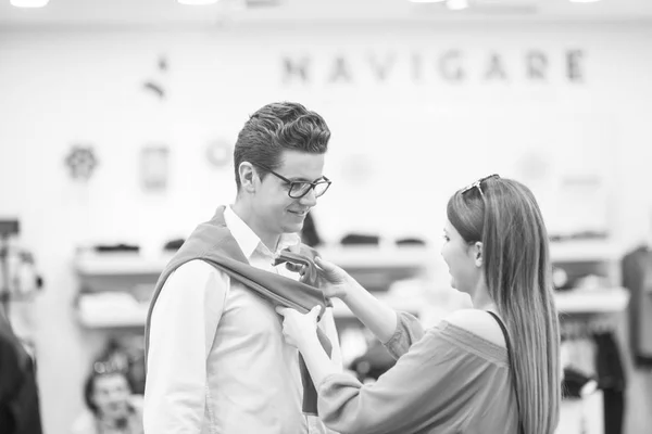 Pareja en tienda de ropa — Foto de Stock