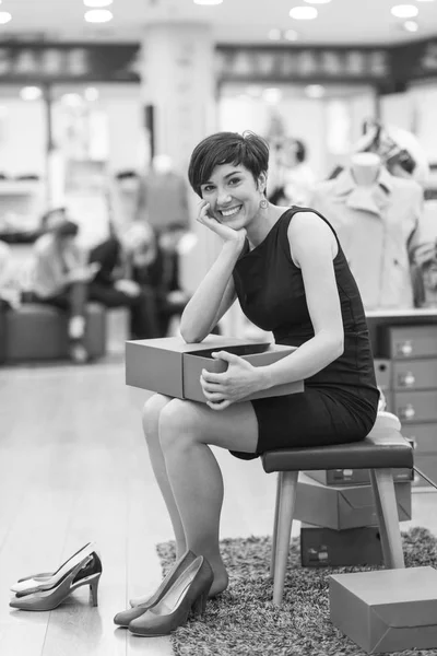 Mujer probando zapatos nuevos — Foto de Stock