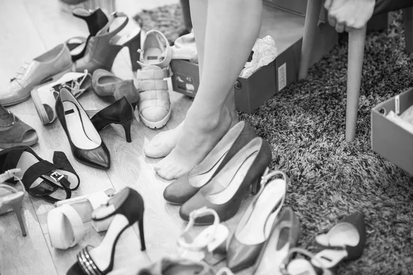 Женщина сидит в обувном магазине — стоковое фото