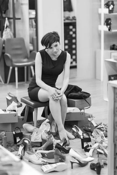 Donna cercando scarpe nuove — Foto Stock