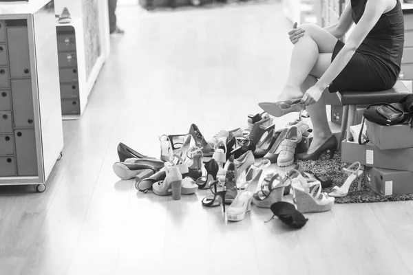 女人坐在鞋店 — 图库照片