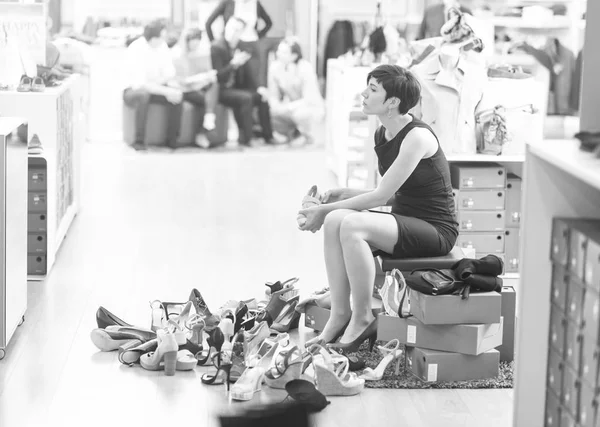Mulher tentando sapatos novos — Fotografia de Stock