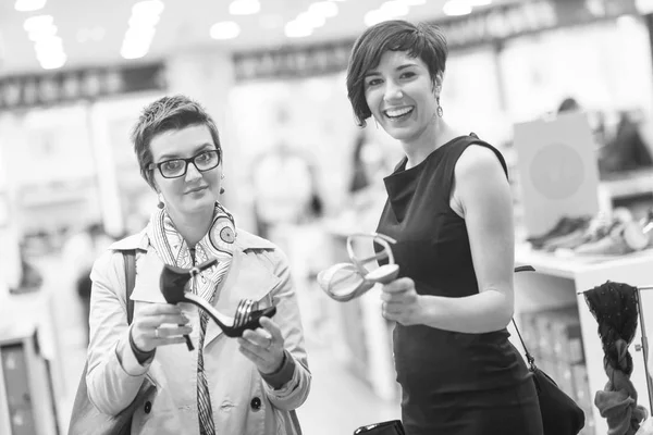 Migliore amico shopping in grande centro commerciale — Foto Stock