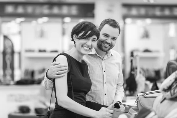 Pareja elegir zapatos en tienda de zapatos — Foto de Stock