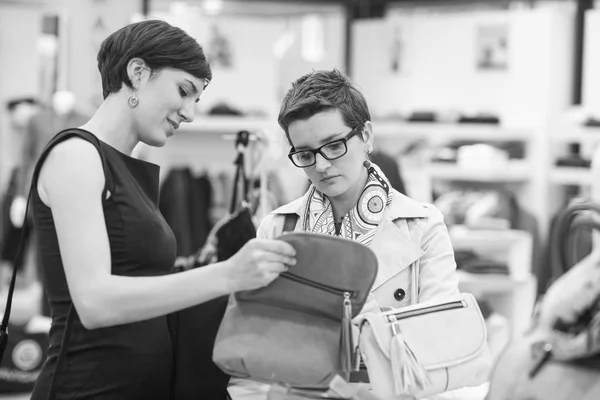 Migliore amico shopping in grande centro commerciale — Foto Stock