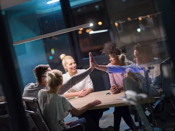 Equipo de negocios de startups multiétnicas en oficina nocturna — Foto de Stock