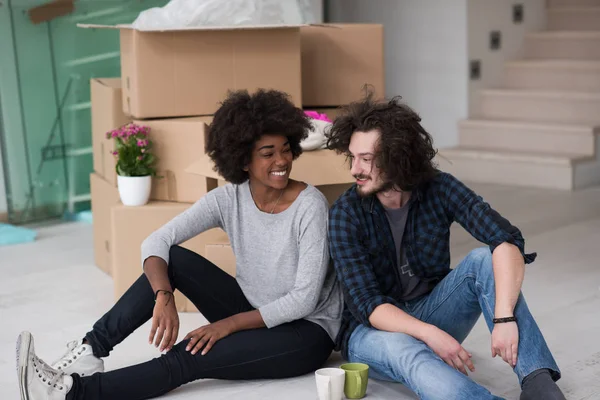 Pareja relajante en nueva casa — Foto de Stock