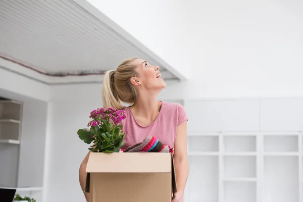 Chica moviéndose en el nuevo apartamento —  Fotos de Stock