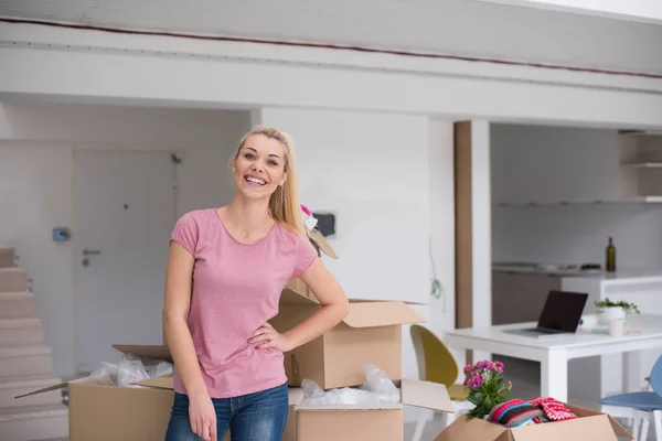 Girl moving in the new apartment — Stock Photo, Image