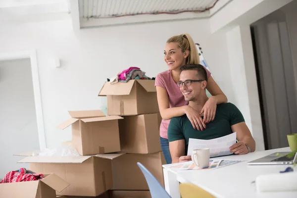 Junges Paar zieht in ein neues Zuhause — Stockfoto