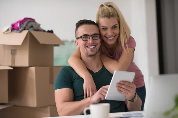 Junges Paar zieht in ein neues Zuhause — Stockfoto