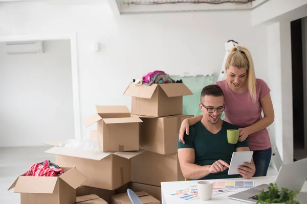 Pareja joven mudándose en un nuevo hogar — Foto de Stock