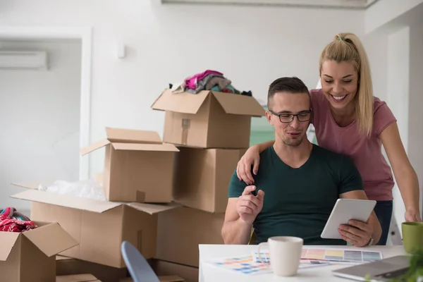 Jong stel verhuizen in een nieuw huis — Stockfoto