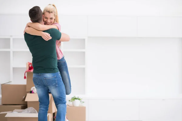 Feliz jovem casal se movendo em nova casa — Fotografia de Stock