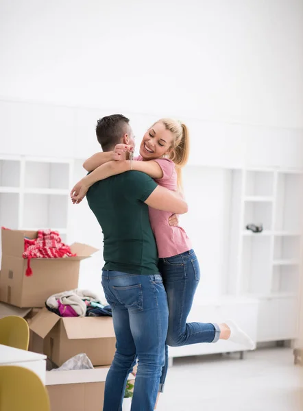 Щаслива молода пара рухається в новому будинку — стокове фото