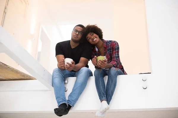 Couple faisant une pause pendant le déménagement dans une nouvelle maison — Photo