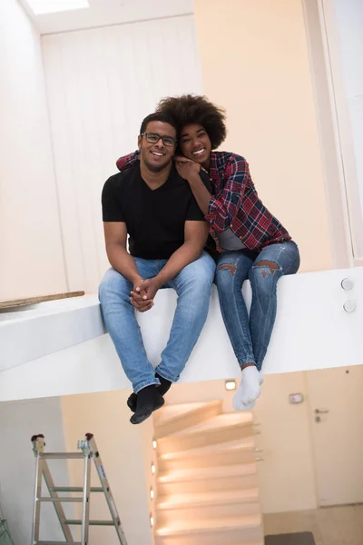 Couple having break during moving to new house — Stock Photo, Image