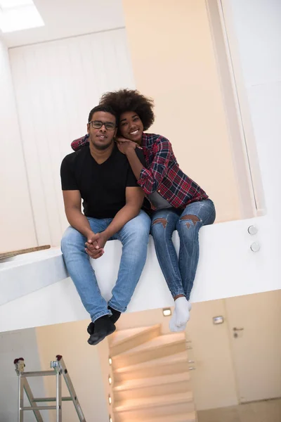 Pareja teniendo descanso durante la mudanza a nueva casa —  Fotos de Stock