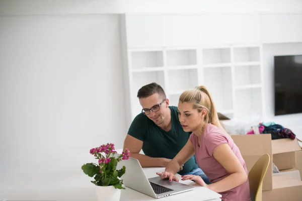 Pareja joven mudándose en un nuevo hogar — Foto de Stock