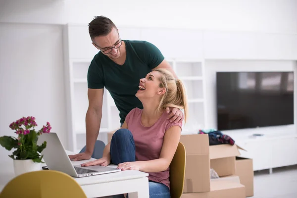 Casal jovem se mudando em uma nova casa — Fotografia de Stock