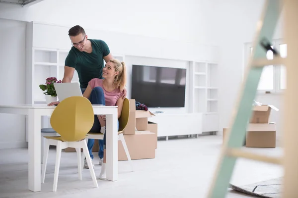 Pareja joven mudándose en un nuevo hogar — Foto de Stock