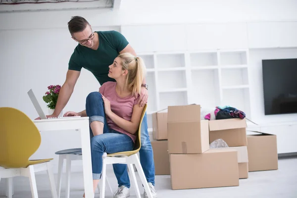 Pareja joven mudándose en un nuevo hogar — Foto de Stock