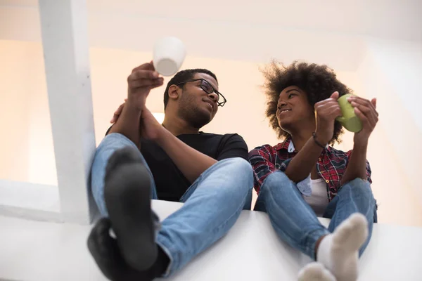 Couple faisant une pause pendant le déménagement dans une nouvelle maison — Photo