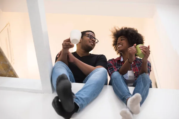 Couple faisant une pause pendant le déménagement dans une nouvelle maison — Photo