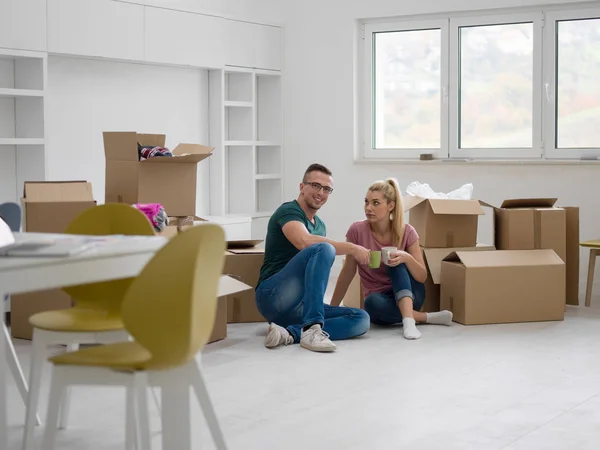 Jovem casal em nova casa — Fotografia de Stock