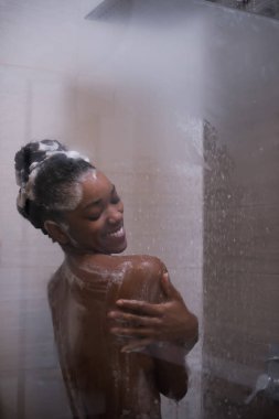 Afrikalı-Amerikalı kadın duşta