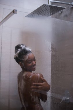 Afrikalı-Amerikalı kadın duşta